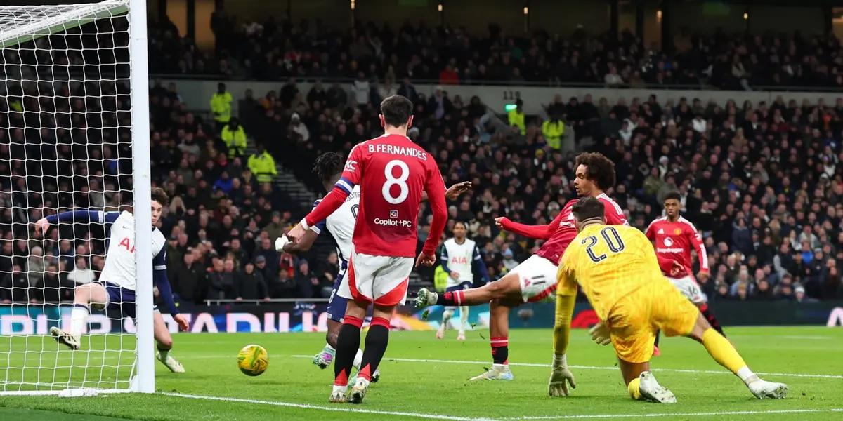 Spurs made a bad mistake and Manchester Unite scored to make it 3-1.