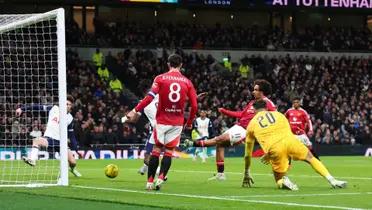 Spurs made a bad mistake and Manchester Unite scored to make it 3-1.