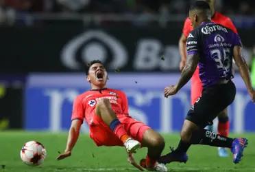 The 25-year-old midfielder suffered a terrible injury that will keep him away from the field for a long period.