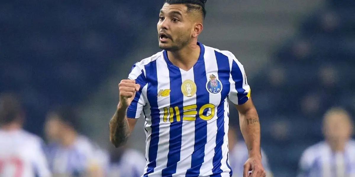 The agency that represents 'Tecatito' published an image in which he is seen on a plane accompanied by his agent.