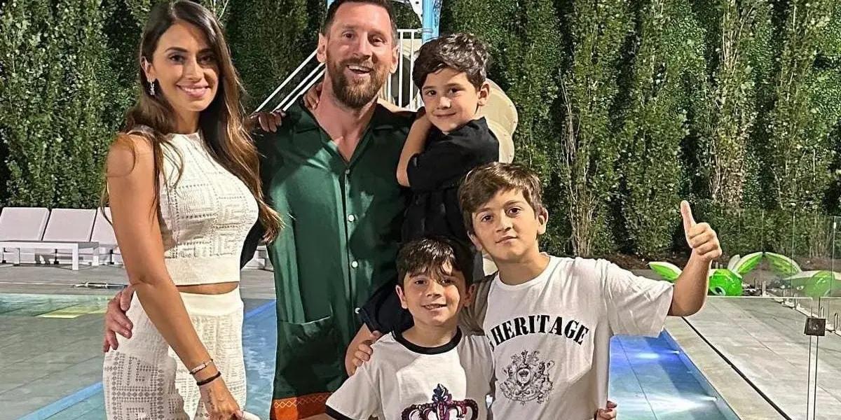 The Argentine enjoys his holidays with his family and the ball is always present between them.