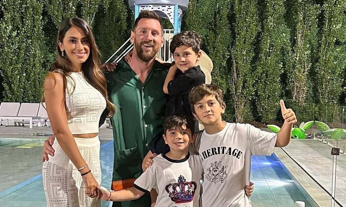 The Argentine enjoys his holidays with his family and the ball is always present between them.