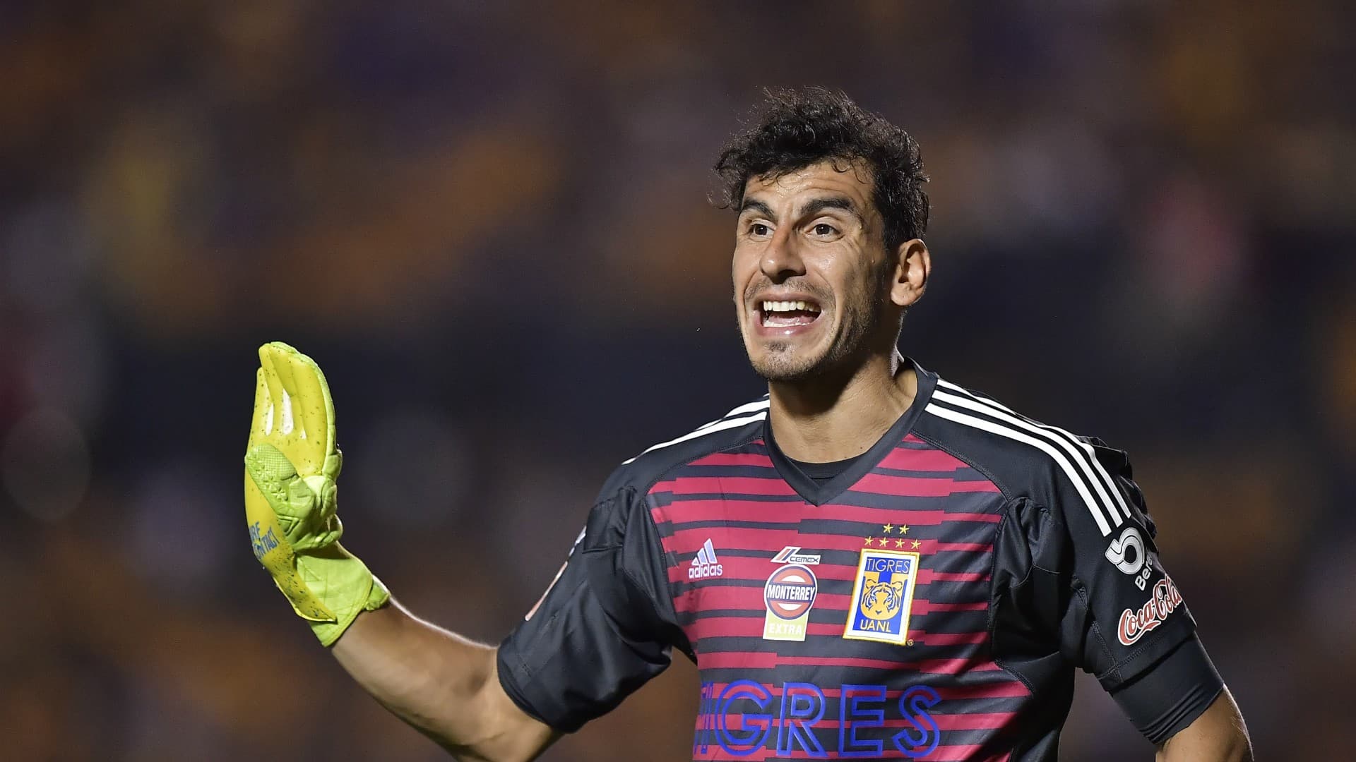 The Argentine goalkeeper is one of the most important players in Tigres and he asked the coach to put a player in an urgent starting position.