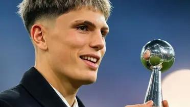 The Argentinean is living a moment of uncertainty but received the award for the best goal of the year.