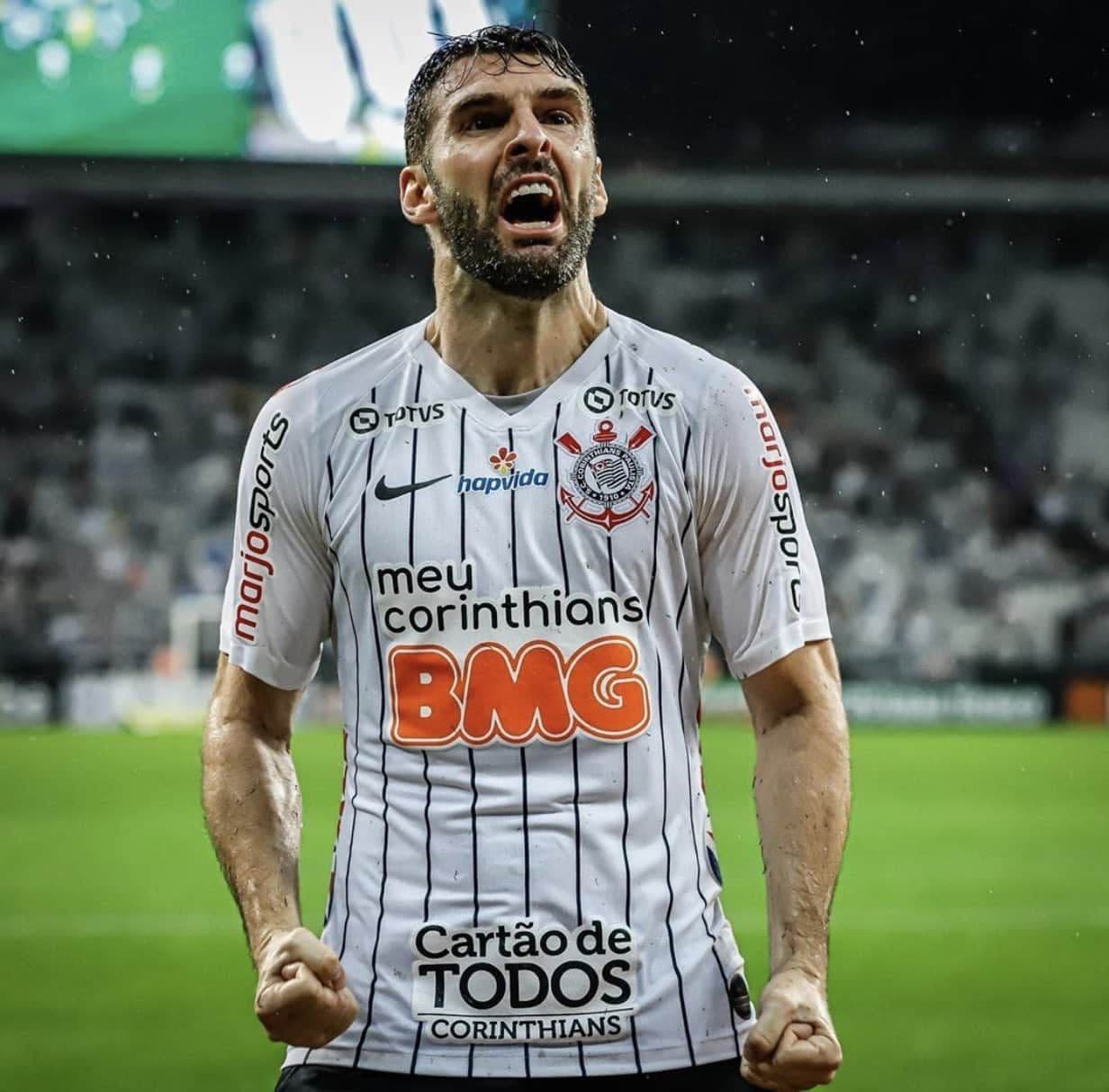 The attacker who made history at the Liga MX has left Corinthians and could now return to the Mexican league.