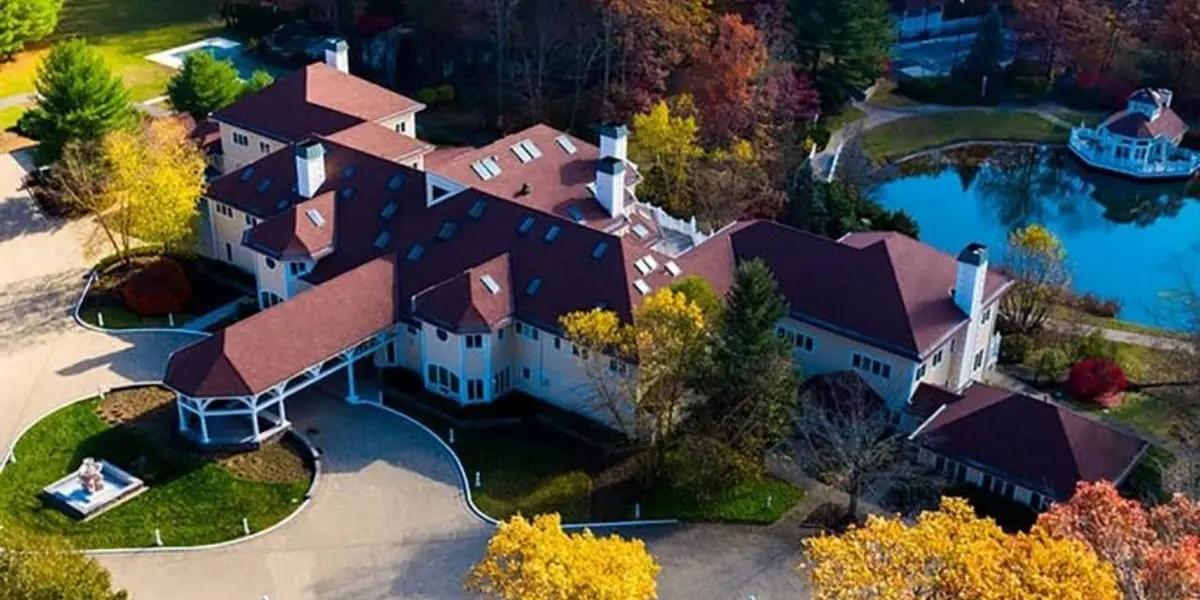The boxing legend Mike Tyson had troubles to sell his incredible mansion because it was too big and luxurious that nobody could afford it, so 50 Cent helped with that.