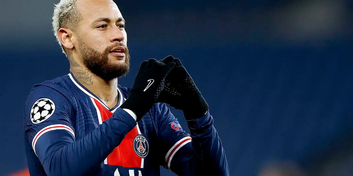 The Brazilian forward posed in his nets with his ostentatious Airbus vehicle, which is decorated with details of his favorite superhero