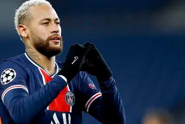 The Brazilian forward posed in his nets with his ostentatious Airbus vehicle, which is decorated with details of his favorite superhero