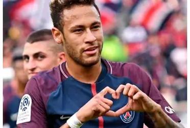 The Brazilian idol is a big fan of parties and this is how he lives his polemic life.