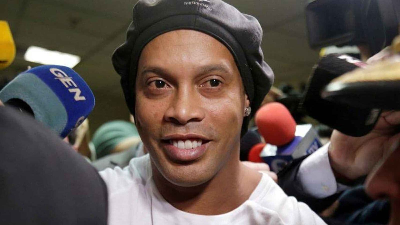 The Brazilian legend was one of the soccer players who earned more money during the 2000s and this is how much he has today.