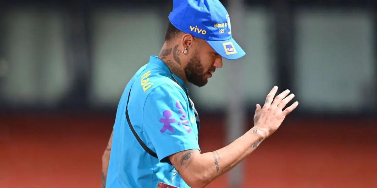 The Brazilian star arrived in Colombia to play the knockout match, and received a warm welcome from the rival fans themselves.