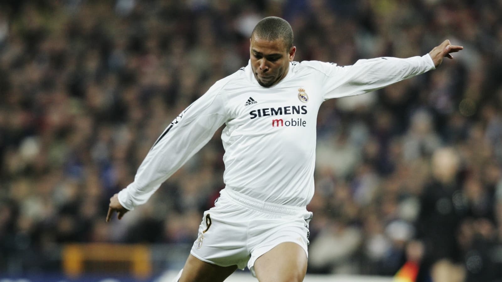 The Brazilian striker earned lots of money during his 17 years of career in football until retiring in 2011. That allowed him to collect many beautiful cars.