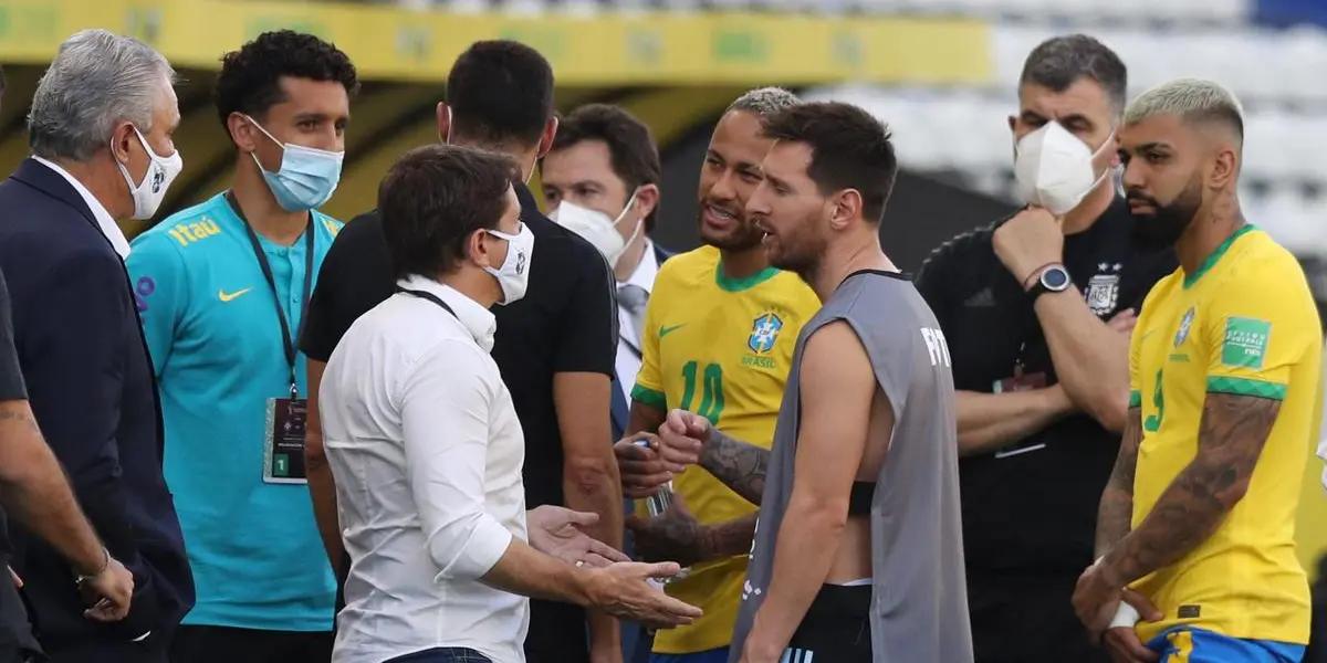 The captain returned to the field, spoke with Neymar, Tite and the Anvisa authority who entered the game to stop.
