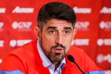 The Chivas coach has been criticized by the fans in the match against Atlas