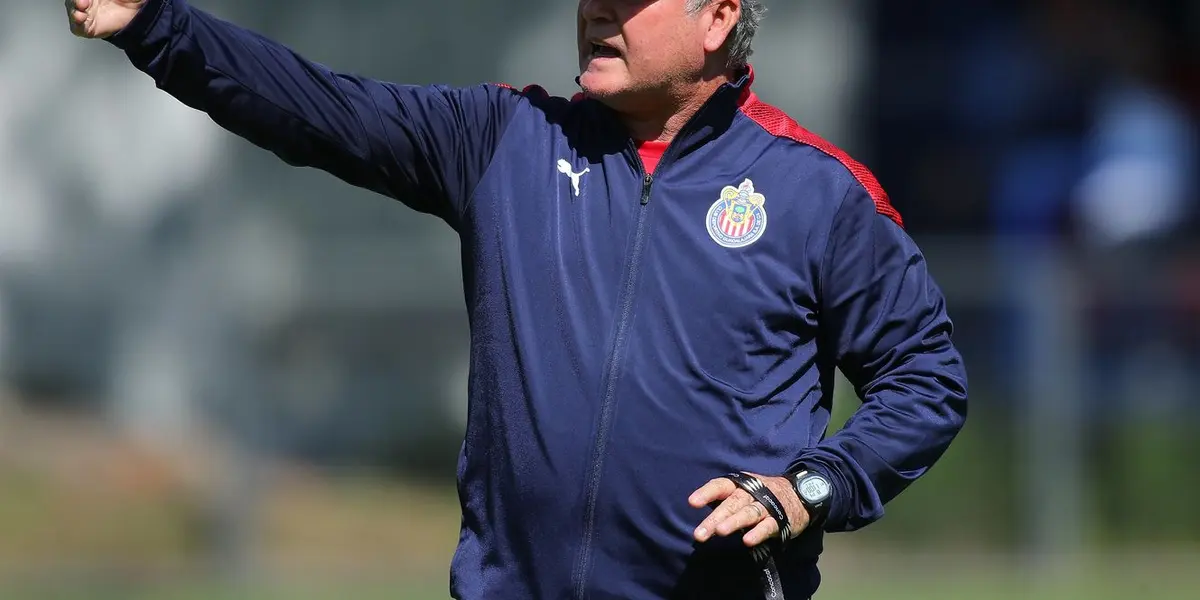 The Chivas de Guadalajara coach showed his emotions after the loss in the Clásico Nacional. 