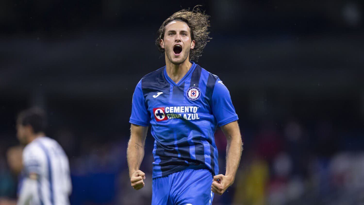 The Cruz Azul player and his girlfriend handed out 50 meals in the strats of Mexico City.