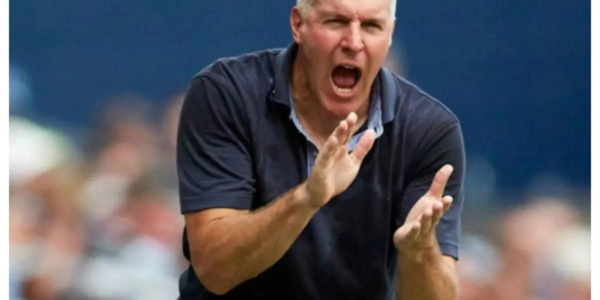 The Dutch coach criticized the actions of his Dallas FC peers and exploded with anger after being defeated 3-2.