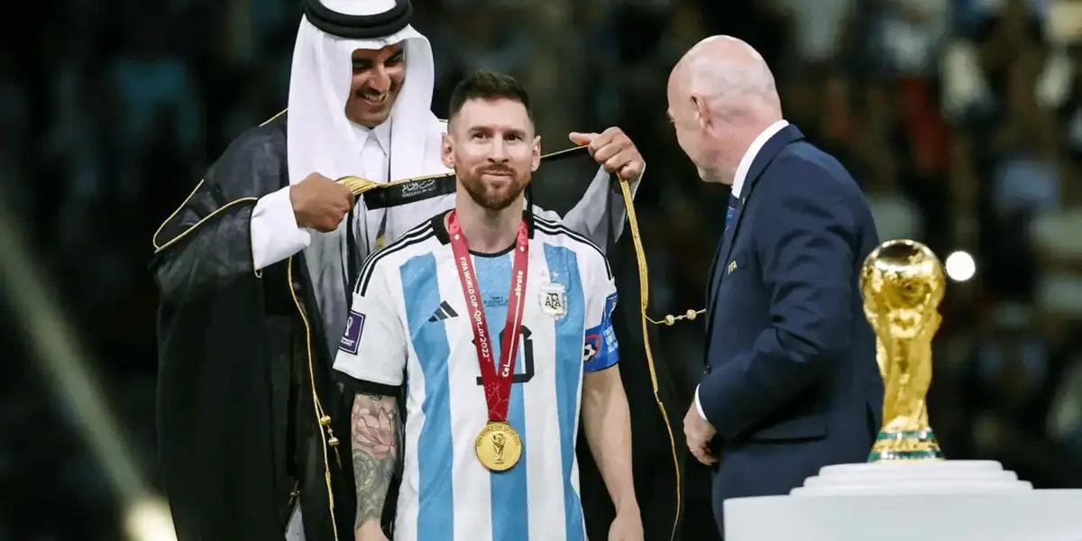 The emir of Qatar placed a surprising tunic on Messi before lifting the World Cup