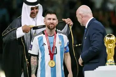 The emir of Qatar placed a surprising tunic on Messi before lifting the World Cup