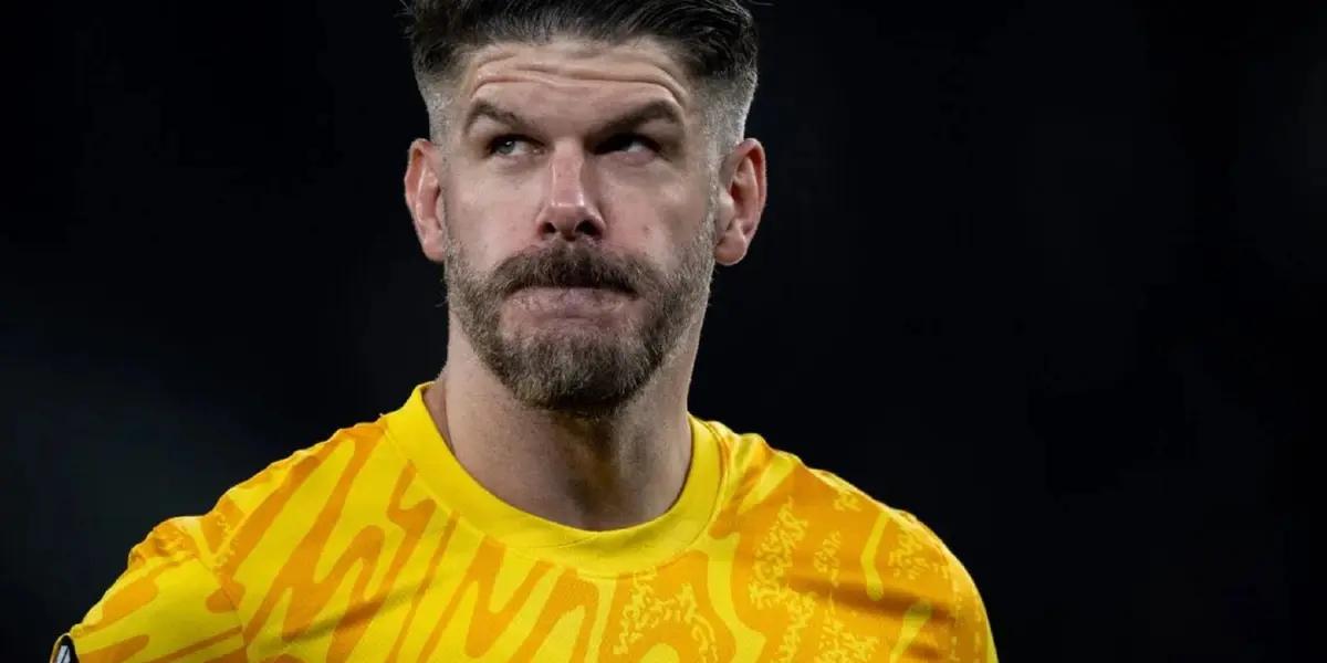 The experienced goalkeeper made an incredible mistake and Manchester United is closing in