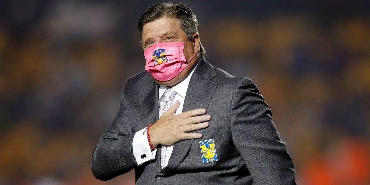 The fans have had enough of Piojo Herrera and are booing him at the Nuevo León Universitario Stadium.