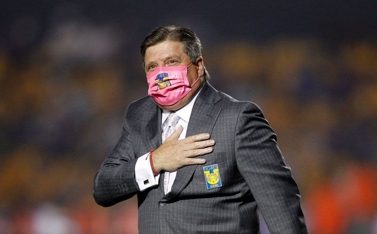 The fans have had enough of Piojo Herrera and are booing him at the Nuevo León Universitario Stadium.