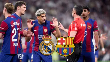 The FC Barcelona players argue with the referee in the match against Real Madrid.