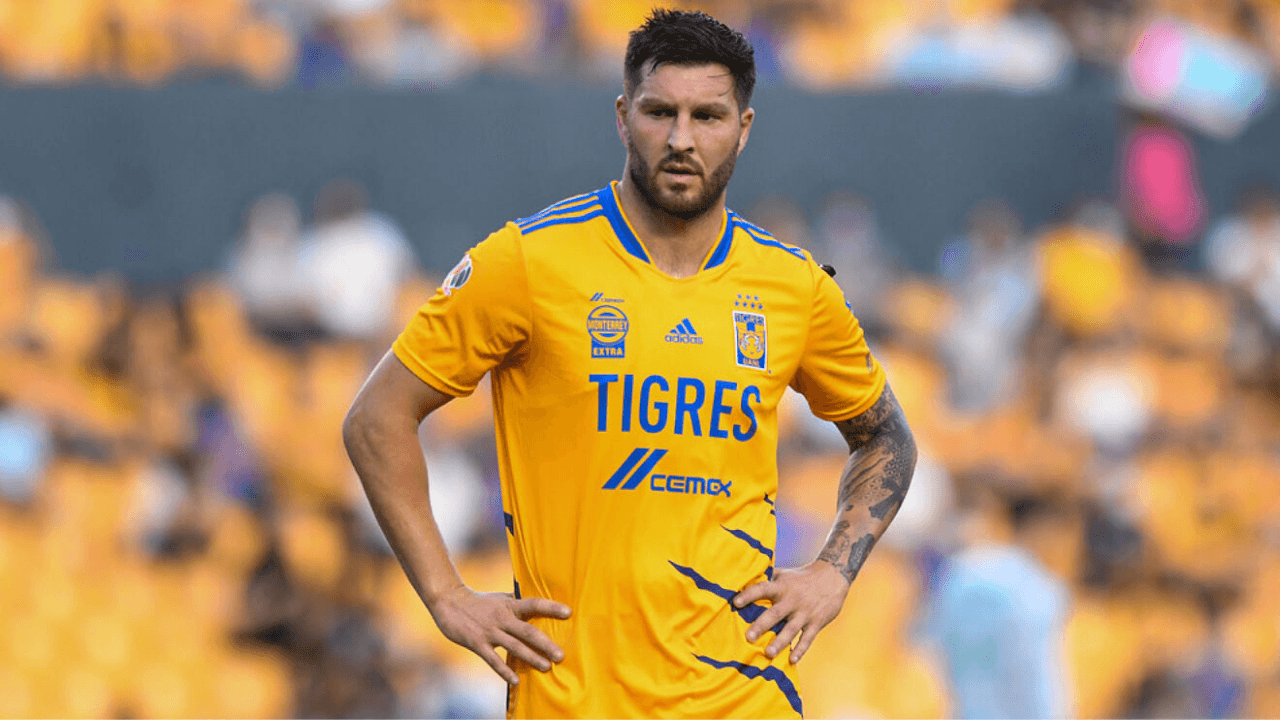 The Felinos' French striker was separated from the rest of the team to avoid further contagions.
