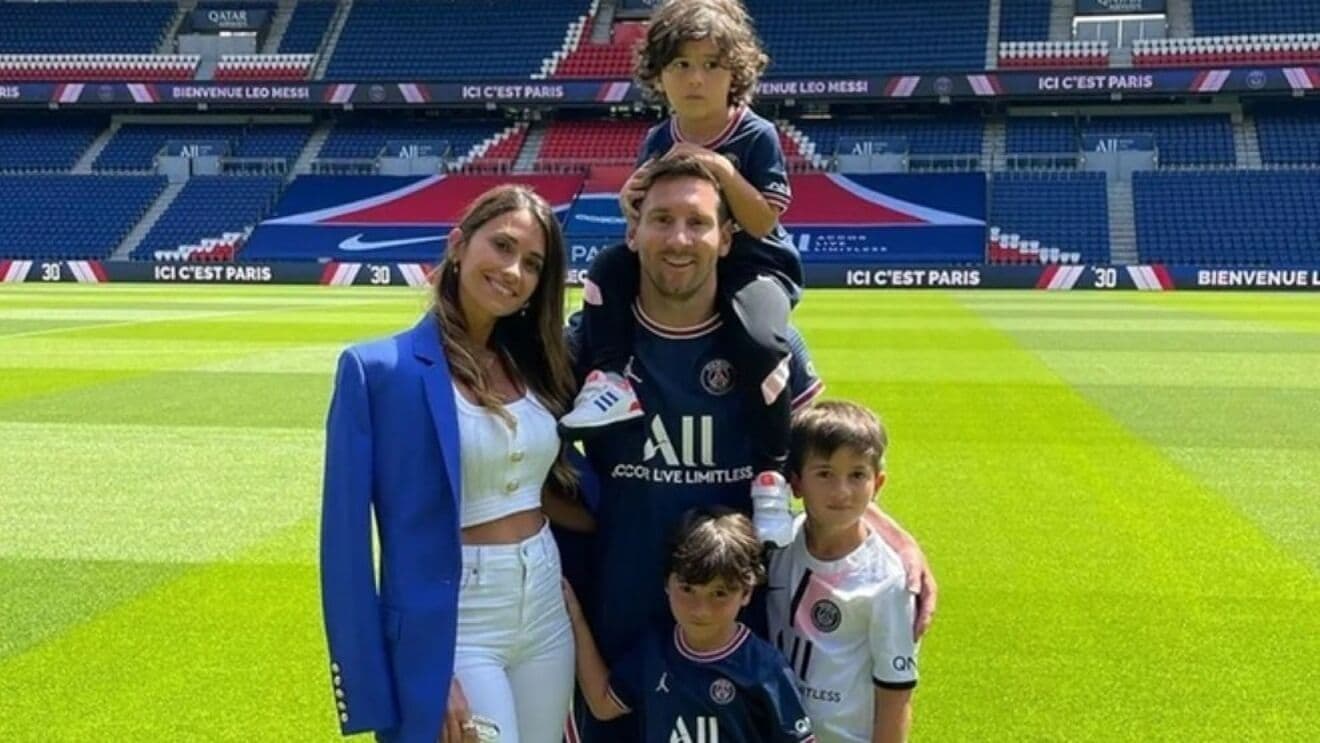 The footballer enjoyed lunch with Antonela, Thiago, Ciro and Mateo on Tuesday after beating Lille at the weekend in Ligue 1.