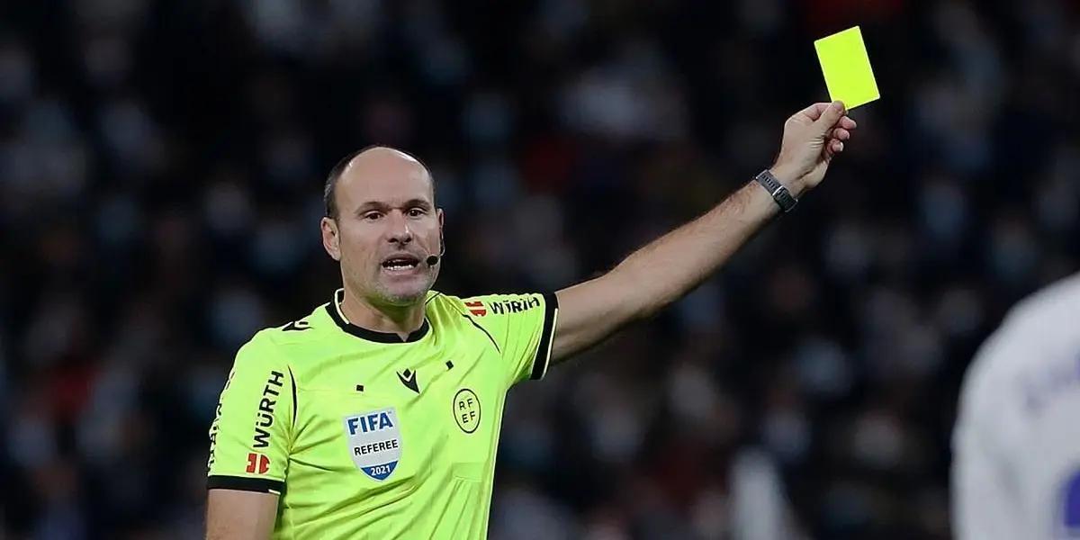 The former spanish referee referred to the controversial decisions of the match between Xavi's squad and Porto.