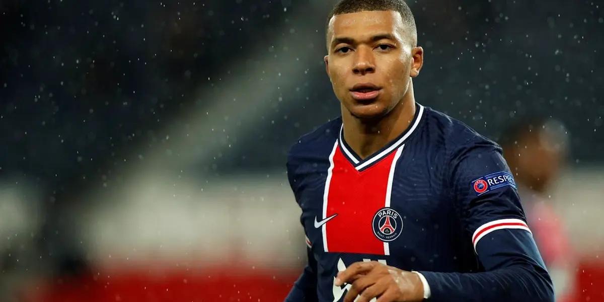 The French striker was seen playing an amateur game with his friends and scored a beauty that fortunately was filmed.