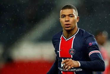 The French striker was seen playing an amateur game with his friends and scored a beauty that fortunately was filmed.