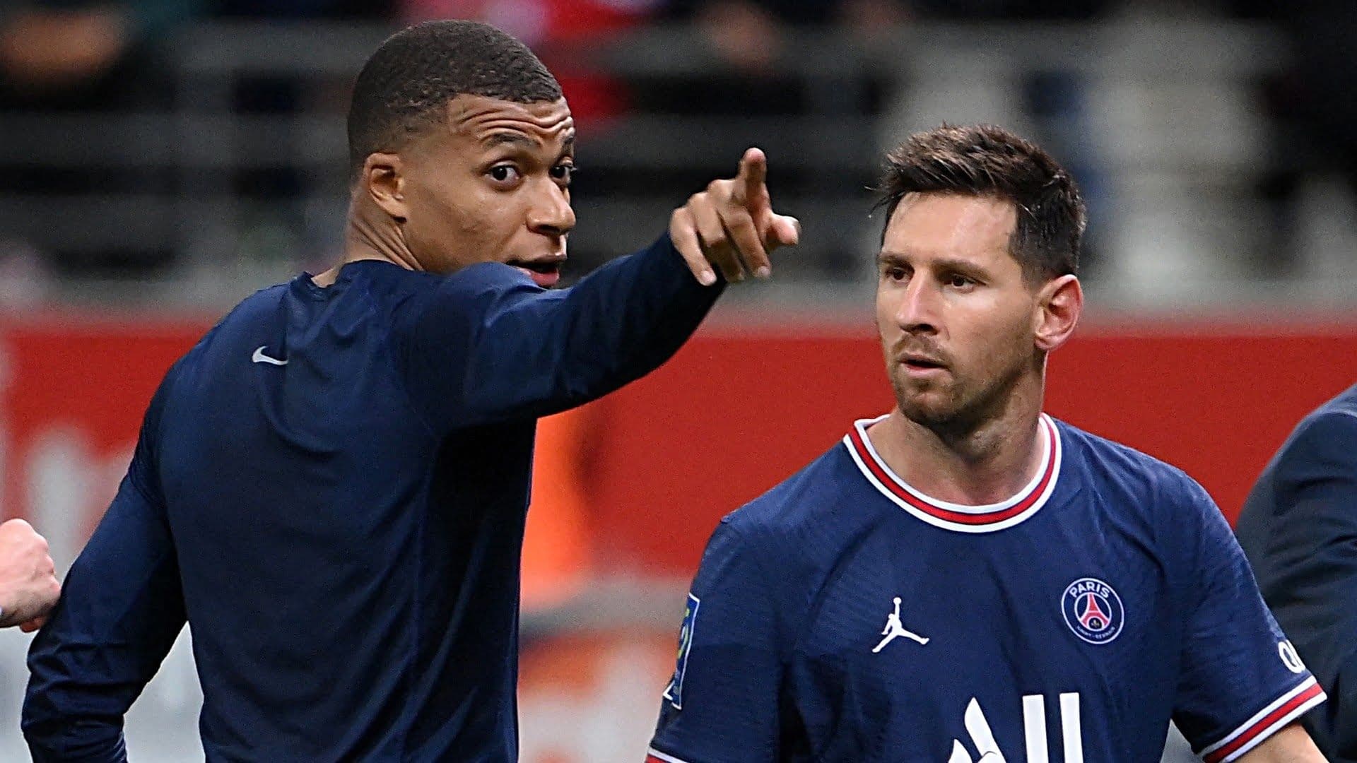The Frenchman, in his attempt to collect the second penalty against Montpellier, apparently shoved Messi’s shoulder.