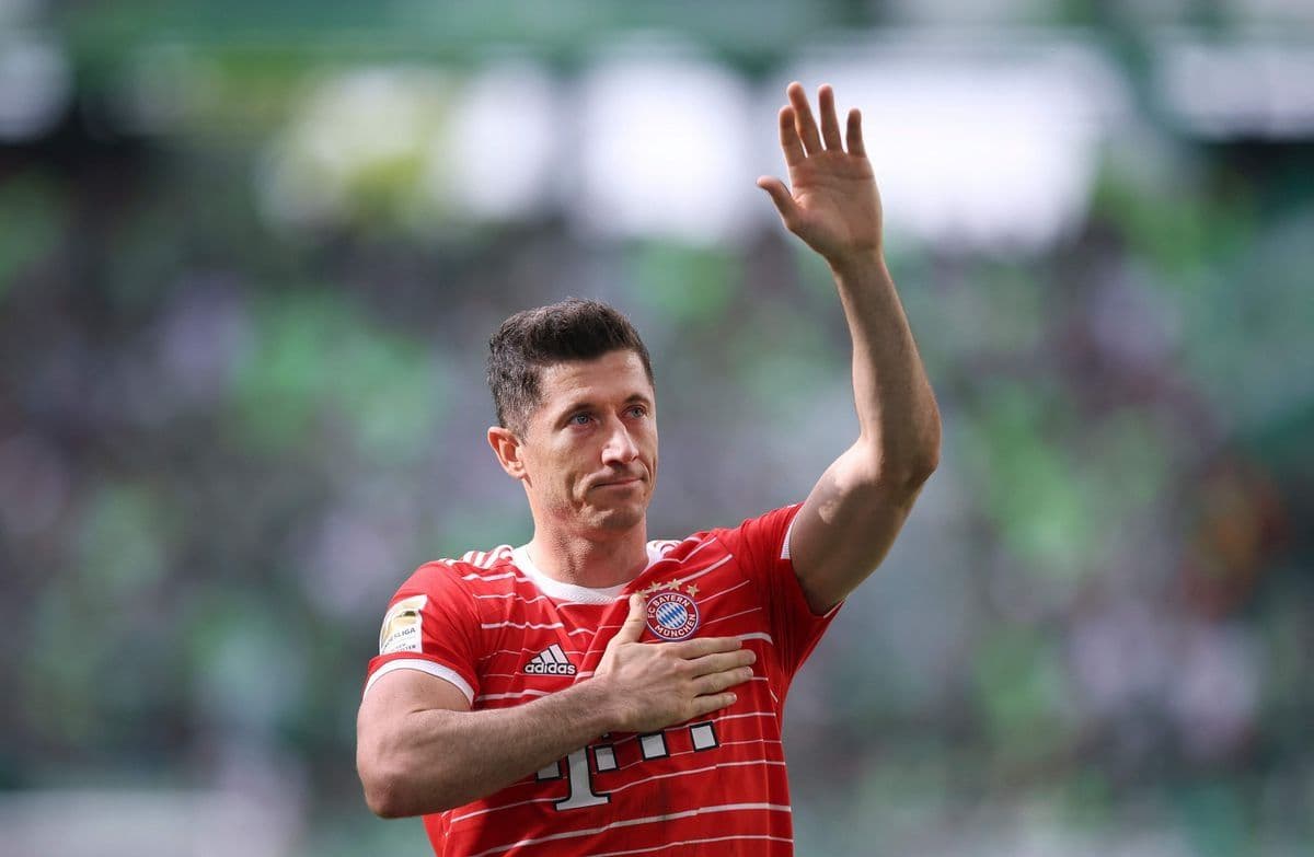 The German giants would scramble to find a top replacement for the Polish striker.