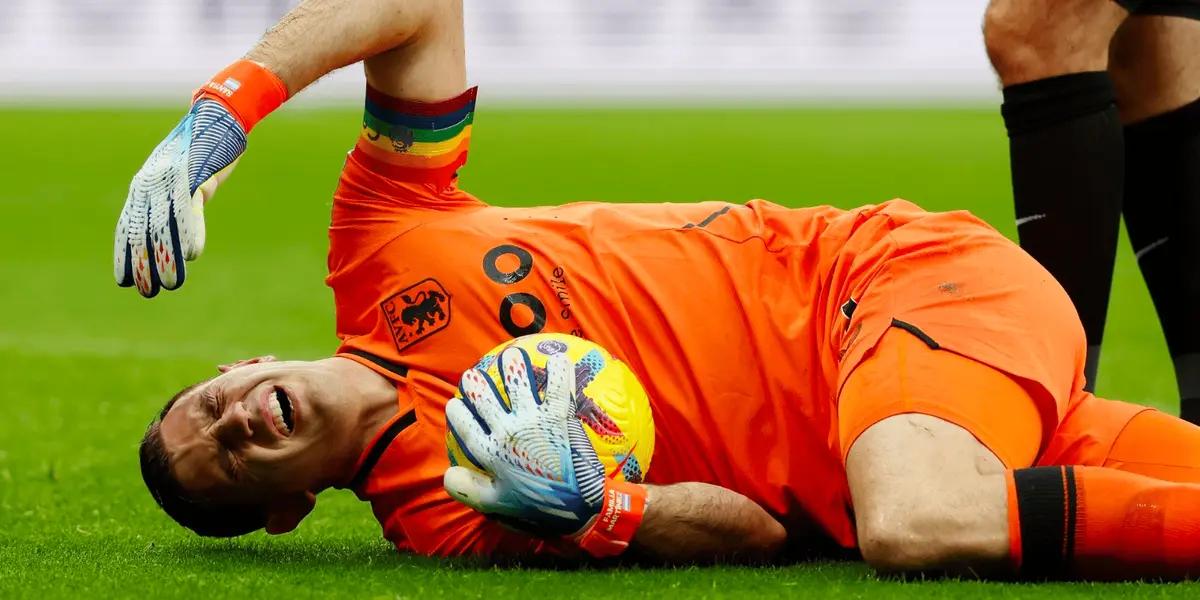 The goalkeeper returned to the Aston Villa goal this Wednesday in great shape, but from another place they sent him a surprising novelty.