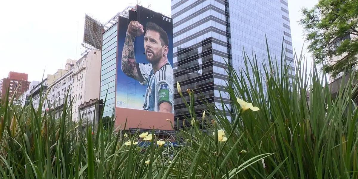 The graffiti artist Martín Ron, who had already surprised last year with a mural of Diego Maradona, portrayed the Rosario star celebrating a goal in a central corner of Buenos Aires.