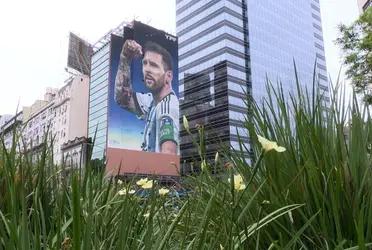 The graffiti artist Martín Ron, who had already surprised last year with a mural of Diego Maradona, portrayed the Rosario star celebrating a goal in a central corner of Buenos Aires.
