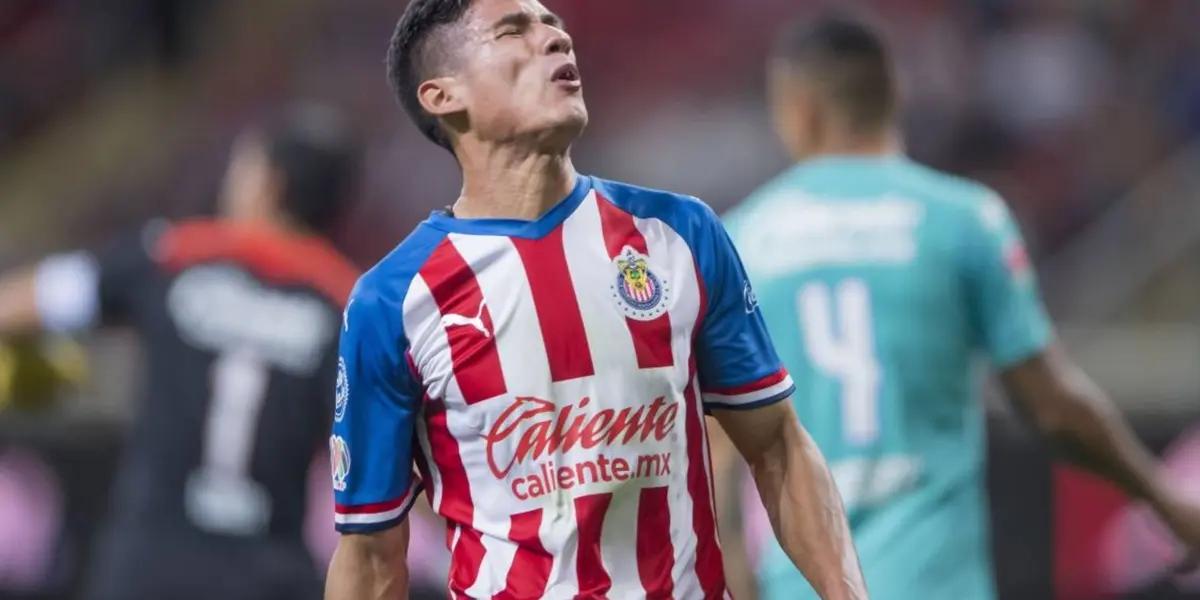 The head coach is deciding to let his attacker rest after his game with the national team, but fans want him in against Necaxa.