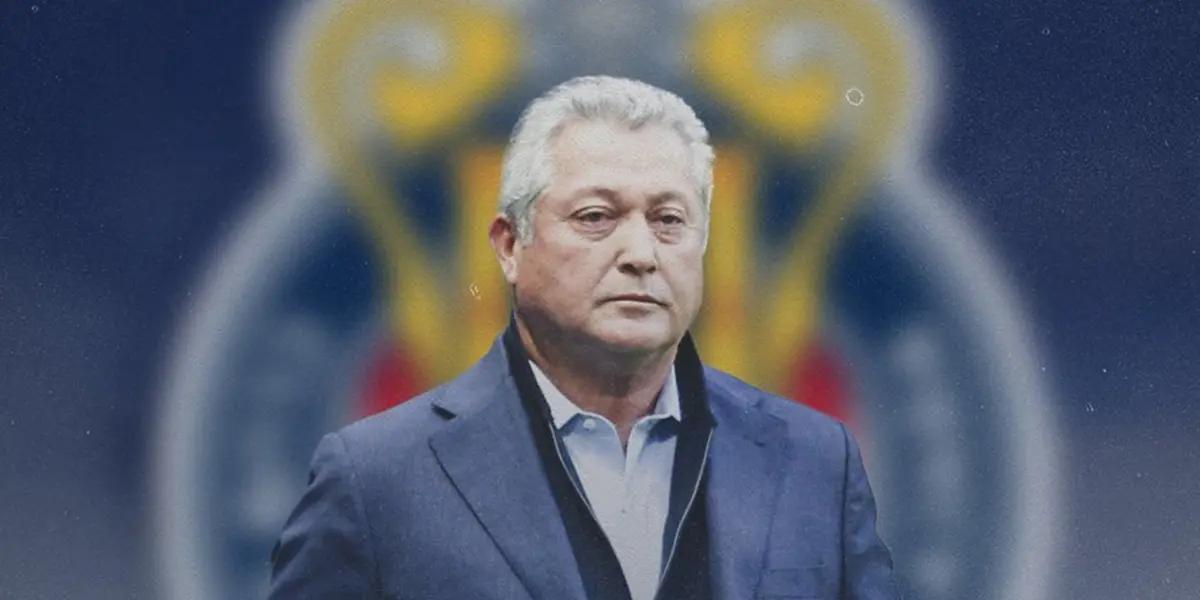 The head coach wants to make a squad with a correct behavior and is thinking on four players that could sign for free.