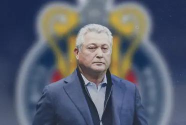 The head coach wants to make a squad with a correct behavior and is thinking on four players that could sign for free.