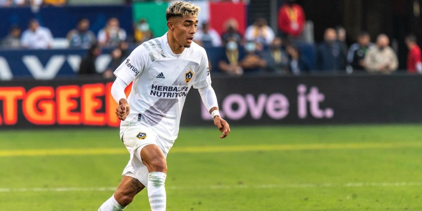 The LA Galaxy have been negotiating with Club América for several weeks over Julián Araujo
