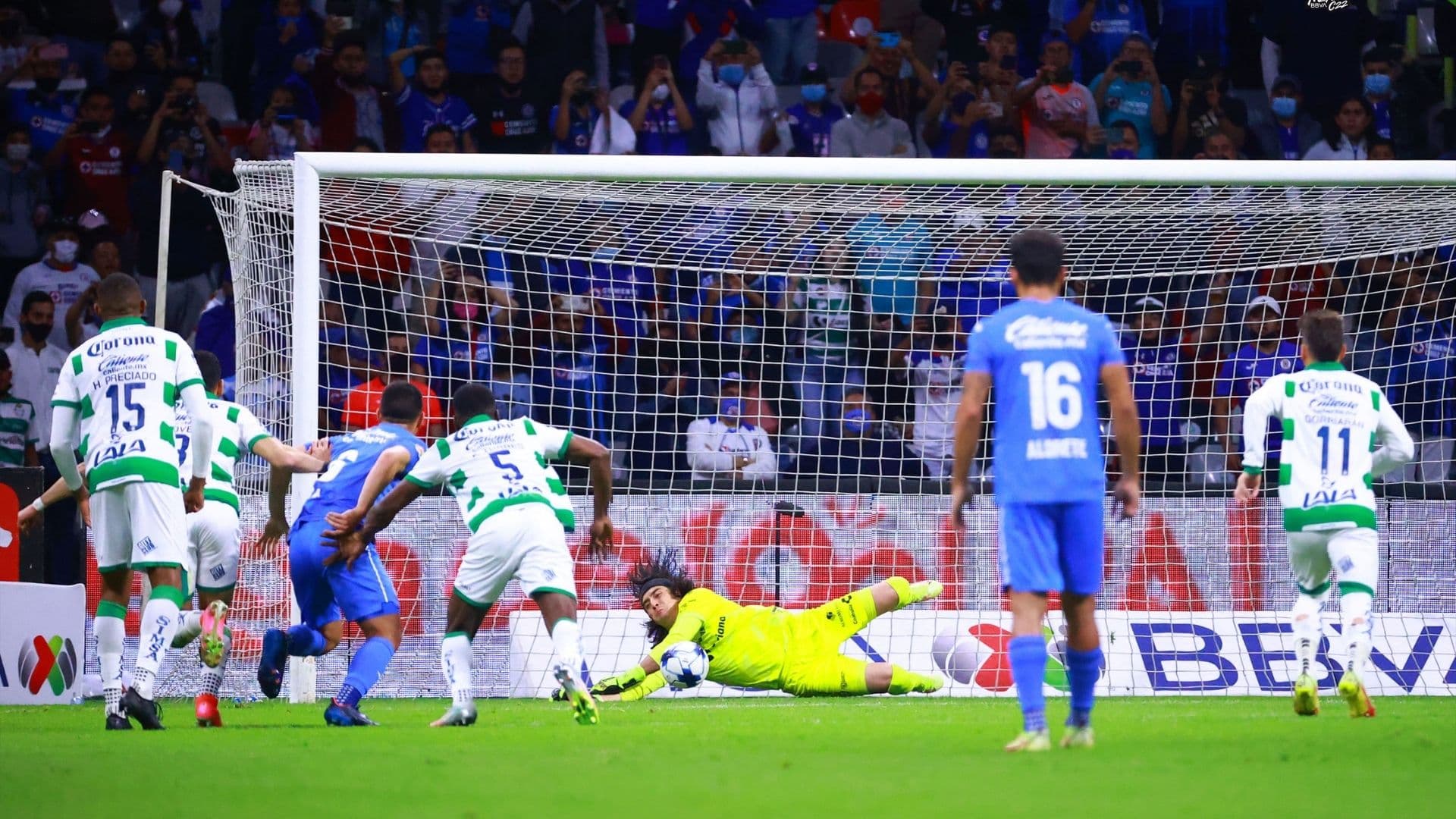The Laguneros won their first game of the season in Estadio Azteca.