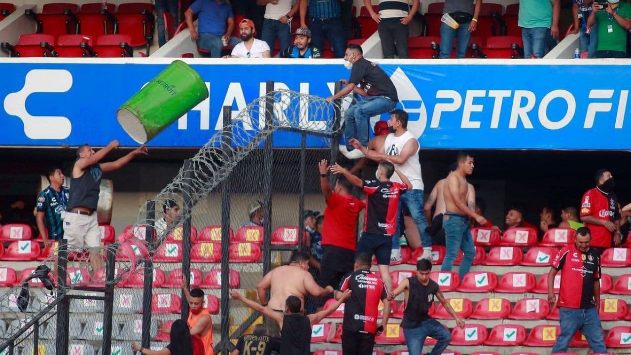 The leader of the huachicol cartel in San Juan del Río, known as "El Beto", allegedly took several individuals to settle accounts with members of the Atlas soccer club, presumably linked to the Jalisco Cartel - New Generation.