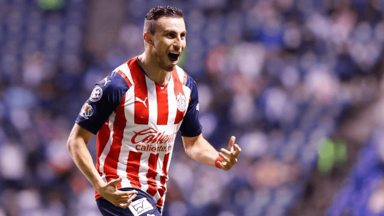 The left-back arrives as La Maquina's third reinforcement after Uriel Antuna and Christian Tabó.