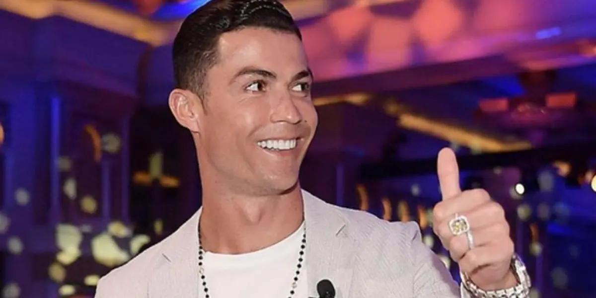 The Manchester United star has taken advantage of the English league vacations to enjoy a short break on the beaches of Dubai.