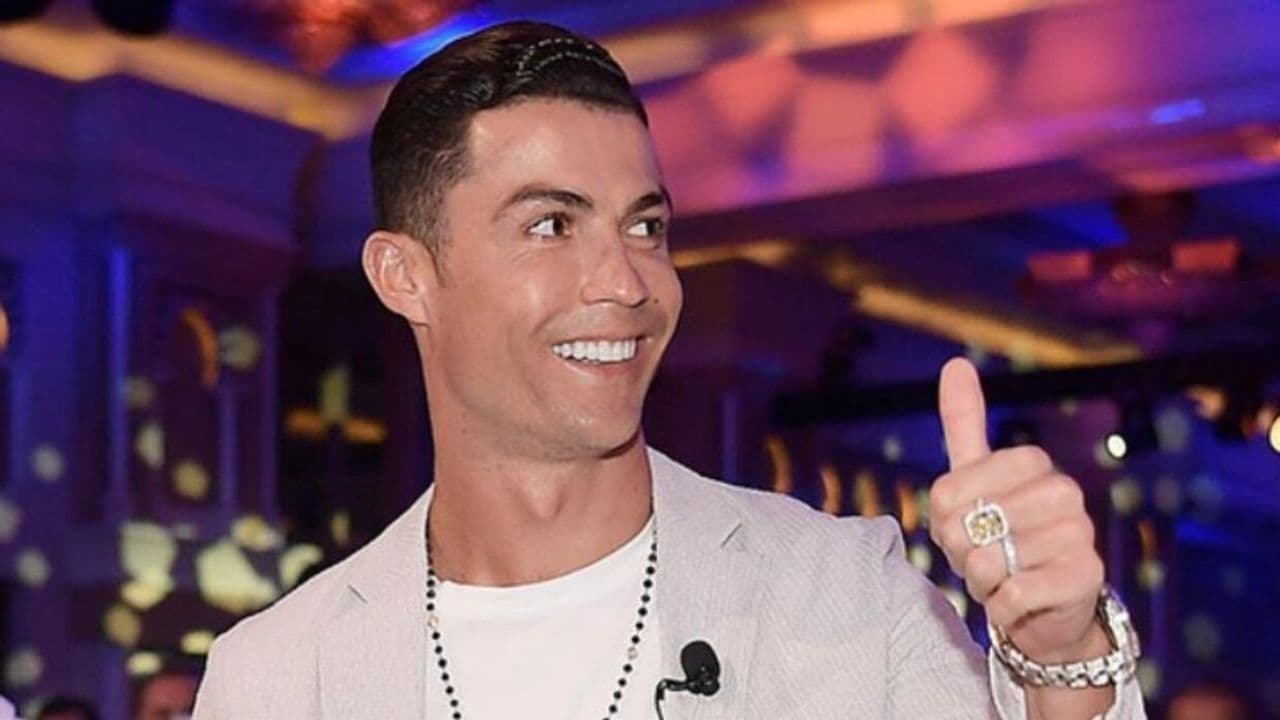 The Manchester United star has taken advantage of the English league vacations to enjoy a short break on the beaches of Dubai.