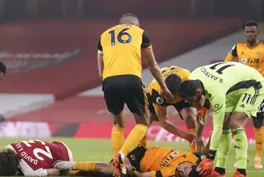 The Mexican attacker crashed with the Brazilian defender and ended in a bad condition.