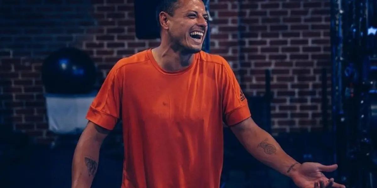 The Mexican forward sang a song by Luismi and showed that his, clearly, is football