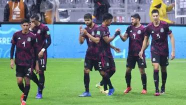 The Mexican national team celebrate a goal together at the Estadio Azteca.
