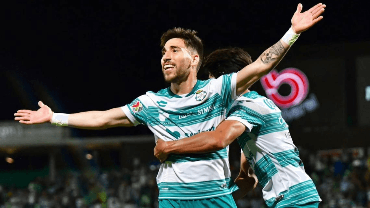 The moment occurred when the Uruguayan midfielder was signing autographs.